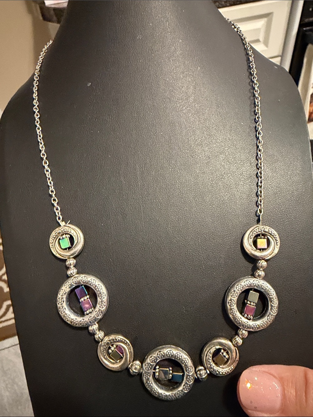 Silver-Tone Multicolor Circle Pendant Necklace - glass beads new 20” like new